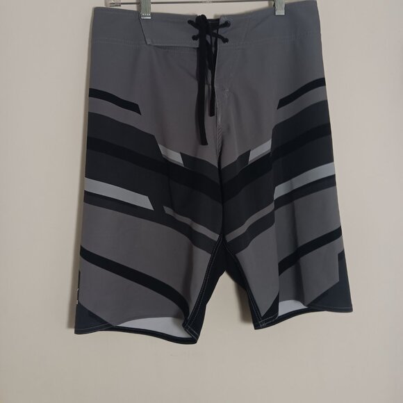 Mizuno board short xs gray black stripe  stretch surf  swim gym  training USA - Picture 2 of 7
